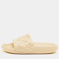مملوكة مسبقًا صندل لوي فيتون مسبح مطاطي بشعار المونوغرام بلون كريمي مقاس 41