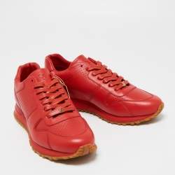 مملوكة مسبقًا حذاء رياضي لوي فيتون وسوبريم ران أوي جلد أحمر عنق منخفض مقاس 42