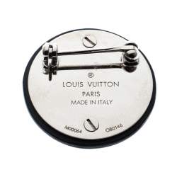 مملوكة مسبقًا Louis Vuitton Cut Out World Map Leather Silver Tone Pin Brooch