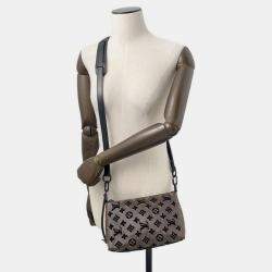 Pre Owned Louis Vuitton Triangle Messenger Noir Monogram / Toughtage