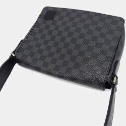 مملوكة مسبقًا Louis Vuitton Black Leather Graphite District PM
