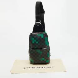 مملوكة مسبقًا Louis Vuitton Avenue Green Damier Graphite Pixel Canvas Slingbag