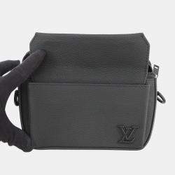 مملوكة مسبقًا Louis Vuitton Pilot Wearable Wallet Noir Leather Lv Aerogram