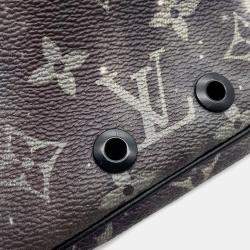 Pre Owned Louis Vuitton Discovery Bumback Noir Monogram / Galaxy