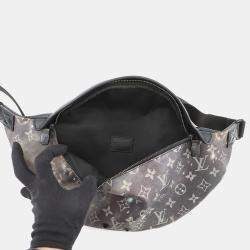 Pre Owned Louis Vuitton Discovery Bumback Noir Monogram / Galaxy