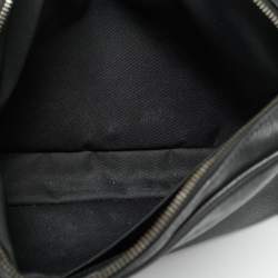 Pre Owned حقيبة لوي فيتون ماسنجر شعار خارجي جلد تايجا أسود PM