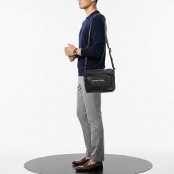 Pre Owned حقيبة لوي فيتون ماسنجر شعار خارجي جلد تايجا أسود PM