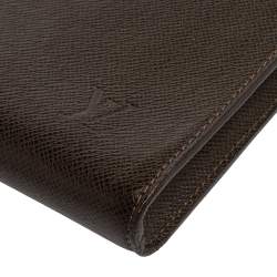 مملوكة مسبقًا Louis Vuitton Brown Taiga Leather Minuto Portfolio Case