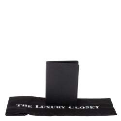 مملوكة مسبقًا Louis Vuitton Black Taiga Leather Passport Holder