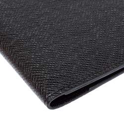 مملوكة مسبقًا Louis Vuitton Black Taiga Leather Passport Holder