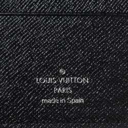 مملوكة مسبقًا Louis Vuitton Black Taiga Leather Passport Holder