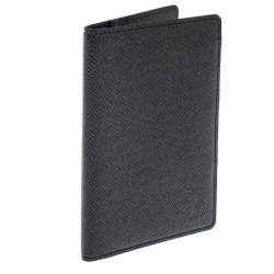 مملوكة مسبقًا Louis Vuitton Black Taiga Leather Passport Holder