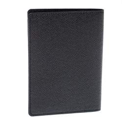 مملوكة مسبقًا Louis Vuitton Black Taiga Leather Passport Holder