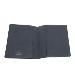 مملوكة مسبقًا Louis Vuitton Glacier Taiga Leather Passport Holder