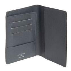 مملوكة مسبقًا Louis Vuitton Glacier Taiga Leather Passport Holder
