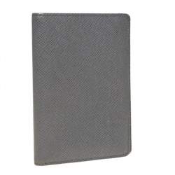 مملوكة مسبقًا Louis Vuitton Glacier Taiga Leather Passport Holder