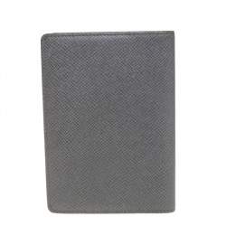 مملوكة مسبقًا Louis Vuitton Glacier Taiga Leather Passport Holder