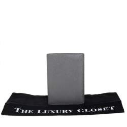 مملوكة مسبقًا Louis Vuitton Glacier Taiga Leather Passport Holder