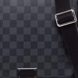 مملوكة مسبقًا Louis Vuitton Damier Graphite Canvas District PM Bag