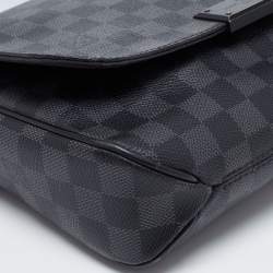 مملوكة مسبقًا Louis Vuitton Damier Graphite Canvas District PM Bag