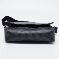 مملوكة مسبقًا Louis Vuitton Damier Graphite Canvas District PM Bag