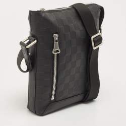 مملوكة مسبقًا Louis Vuitton Black Damier Leather Infini Discovery BB Messenger Bag