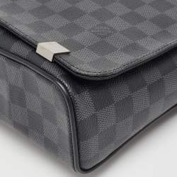 مملوكة مسبقًا Louis Vuitton Damier Graphite Canvas District PM Bag