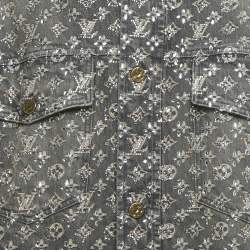 مملوكة مسبقًا جاكيت دينيم لوي فيتون رصاصي مزخرف مونوغرامي بحواف مهترأة مقاس صغير جدًا - إكس سمول