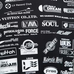 مملوكة مسبقًا تي شيرت لوي فيتون أل أوفر قطن طباعة شعار ماركة أسود بأكمام قصيرة مقاس وسط ( ميديوم )