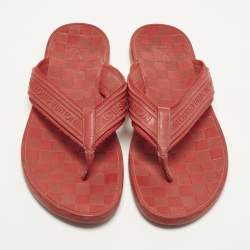 مملوكة مسبقًا صندل فلات لوي فيتون بتصميم إصبع من الجلد والمطاط الأحمر مقاس 44