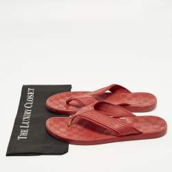 مملوكة مسبقًا صندل فلات لوي فيتون بتصميم إصبع من الجلد والمطاط الأحمر مقاس 44