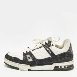 Pre Owned حذاء رياضي لوي فيتون LV مدرب جينز وقماش ونقشة مونوغرام أبيض/أسود مقاس 44.5