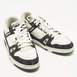 Pre Owned حذاء رياضي لوي فيتون LV مدرب جينز وقماش ونقشة مونوغرام أبيض/أسود مقاس 44.5