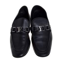 مملوكة مسبقًا Louis Vuitton Black Leather Logo Slip On Loafers Size 41