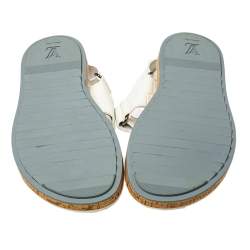 مملوكة مسبقًا صندل لوي فيتون جلد نقشة التمساح أبيض بحزام للكاحل مقاس 40