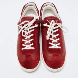 مملوكة مسبقًا حذاء رياضي لوي فيتون غينيسيس سويدي وجلد أحمر بعنق منخفض مقاس 42.5