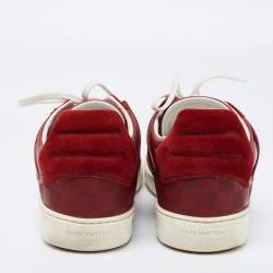 مملوكة مسبقًا حذاء رياضي لوي فيتون غينيسيس سويدي وجلد أحمر بعنق منخفض مقاس 42.5