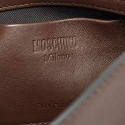 Pre Owned حقيبة بحزام علوي موسكينو مصنوعة من الجلد البني الصغير ومزينة بشعار الماركة