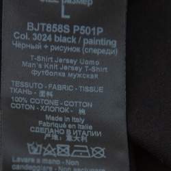 مملوكة مسبقًا تي شيرت نيل باريت رقبة مستديرة قطن مطبوع غيرل ويز ذا بيرل إرنينغ أسود كبير