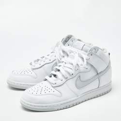 مملوكة مسبقًا حذاء رياضي نايك تان/أبيض سويدي وجلد عنق عالي مقاس 38.5