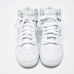 مملوكة مسبقًا حذاء رياضي نايك تان/أبيض سويدي وجلد عنق عالي مقاس 38.5