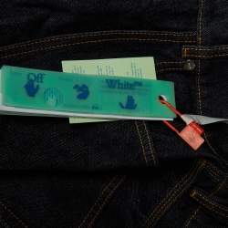 Pre Owned شورت أوف وايت جينز أزرق مطرز مقاس وسط (ميديوم) خصر 32"