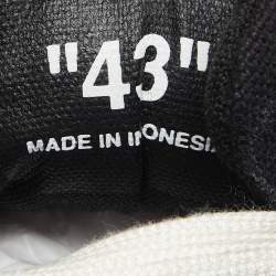 مملوكة مسبقًا حذاء رياضي أوف وايت كانفاس أبيض/أسود مفلكن بعنق منخفض مقاس 43