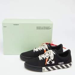 مملوكة مسبقًا حذاء رياضي أوف وايت كانفاس أبيض/أسود مفلكن بعنق منخفض مقاس 43