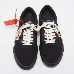 مملوكة مسبقًا حذاء رياضي أوف وايت كانفاس أبيض/أسود مفلكن بعنق منخفض مقاس 43