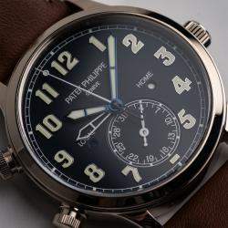 مملوكة مسبقًا باتيك فيليب تعقيدات كالاترافا بايلوت السفر 5524G-001 أزرق أوتوماتيك 18 قيراط ذهب أبيض ساعة يد رجالية 42 ملم