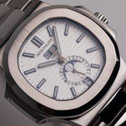 Pre Owned باتيك فيليب نوتيلوس تقويم سنوي 5726/1A-010 أبيض أوتوماتيك فولاذ مقاوم للصدأ ساعة يد رجالية 40 ملم مملوكة مسبقًا