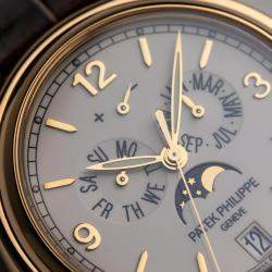 Pre Owned باتيك فيليب كومبليكشينز تقويم سنوي مراحل القمر 5146J-001 كريمي أوتوماتيك 18 قيراط ذهب وردي ساعة يد رجالية 39 ملم مملوكة مسبقاً