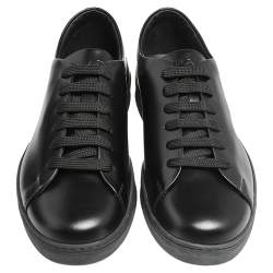 مملوكة مسبقًا حذاء رياضي برادا جلد أسود عنق منخفض مقاس 42.5