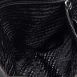 مملوكة مسبقًا حقيبة مستندات برادا نايلون معاد تدويره وجلد سافيانو أسود